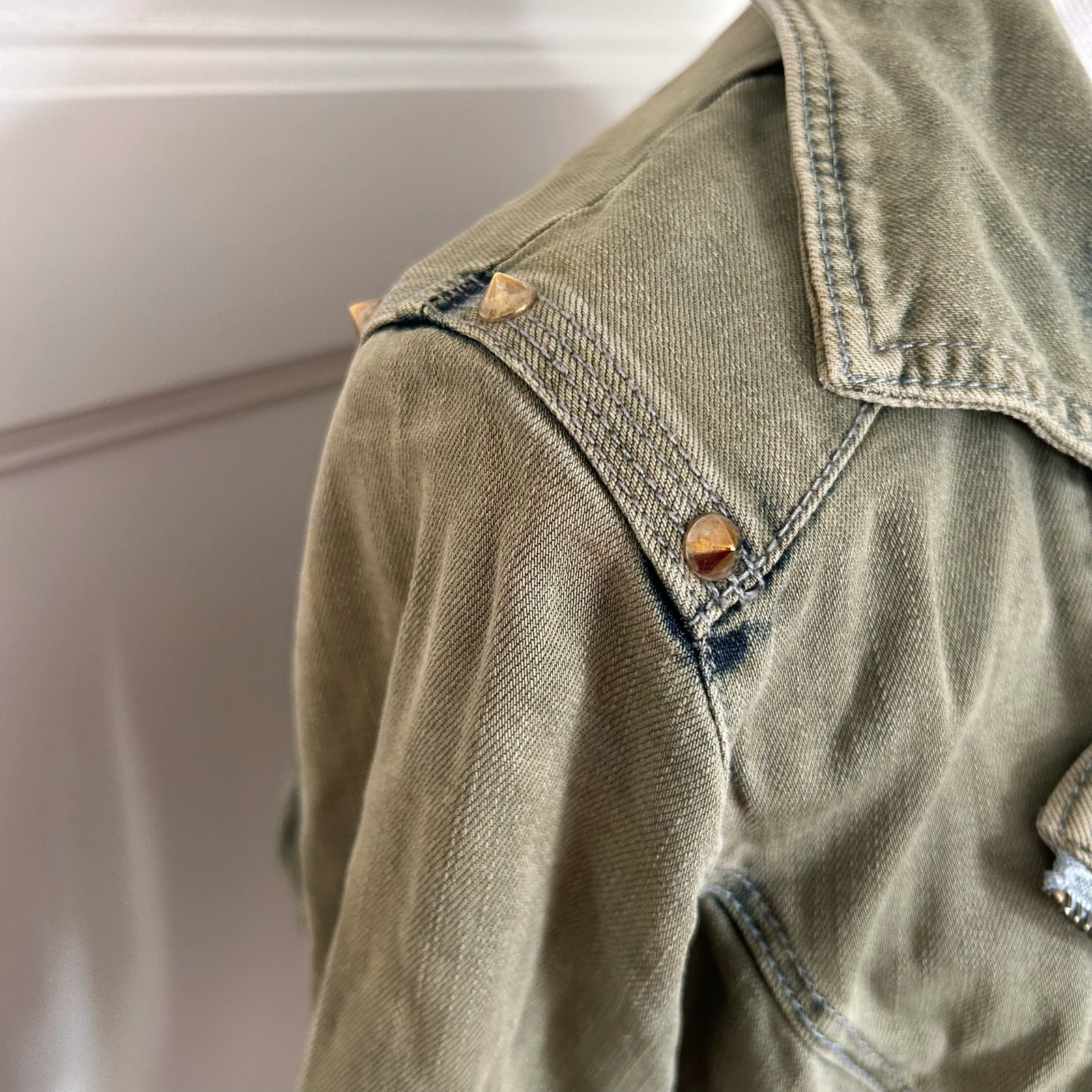 Bershka Stoer Biker Chaqueta de Mezclilla Verde Oliva con Tachuelas – Talla S – photo 4